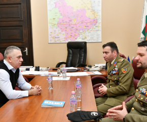 Кметът Стефан Радев посрещна гости от Многонационалната бойна група на „Ново село“   